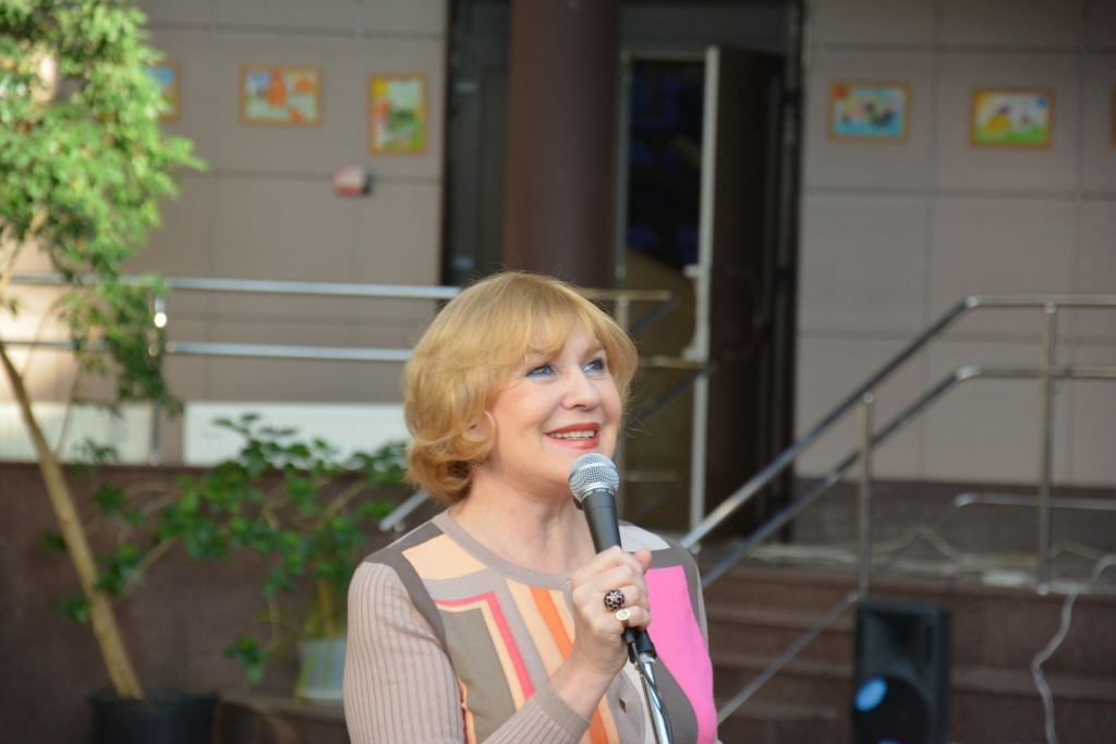 Alla Dubilier leading a concert in Science and practical center of medical care for children "Solntsevo" (28 february, 2014)