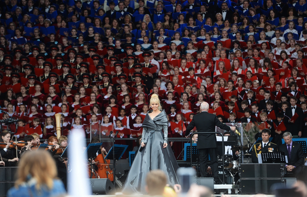 Концерт на Красной площади, посвящённый Дню славянской письменности и культуры. На сцене большой сводный хор и певица Валерия (24 мая 2015 г.)