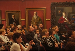 Зрители в окружении картин Александра Шилова