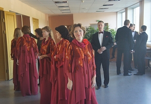 Московский камерный хор готовится к выходу на сцену (на переднем плане - Диана Гришина)