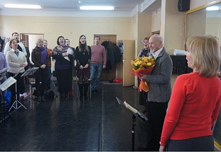 Владимир Минин принимает поздравления от коллектива Московского камерного хора