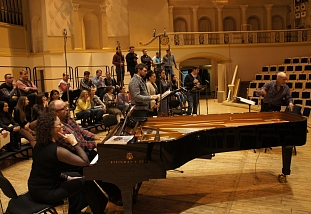 Владимир Минин, хор, солисты, Александр Гиндин и концертмейстер Елена Ильина (на переднем плане)