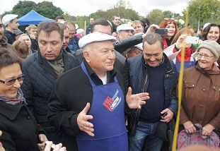 Около 500 жителей Москвы пришли помочь Юрию Лужкову воссоздать фруктовый сад в "Коломенском"