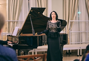 Елена Князева (меццо-сопрано)